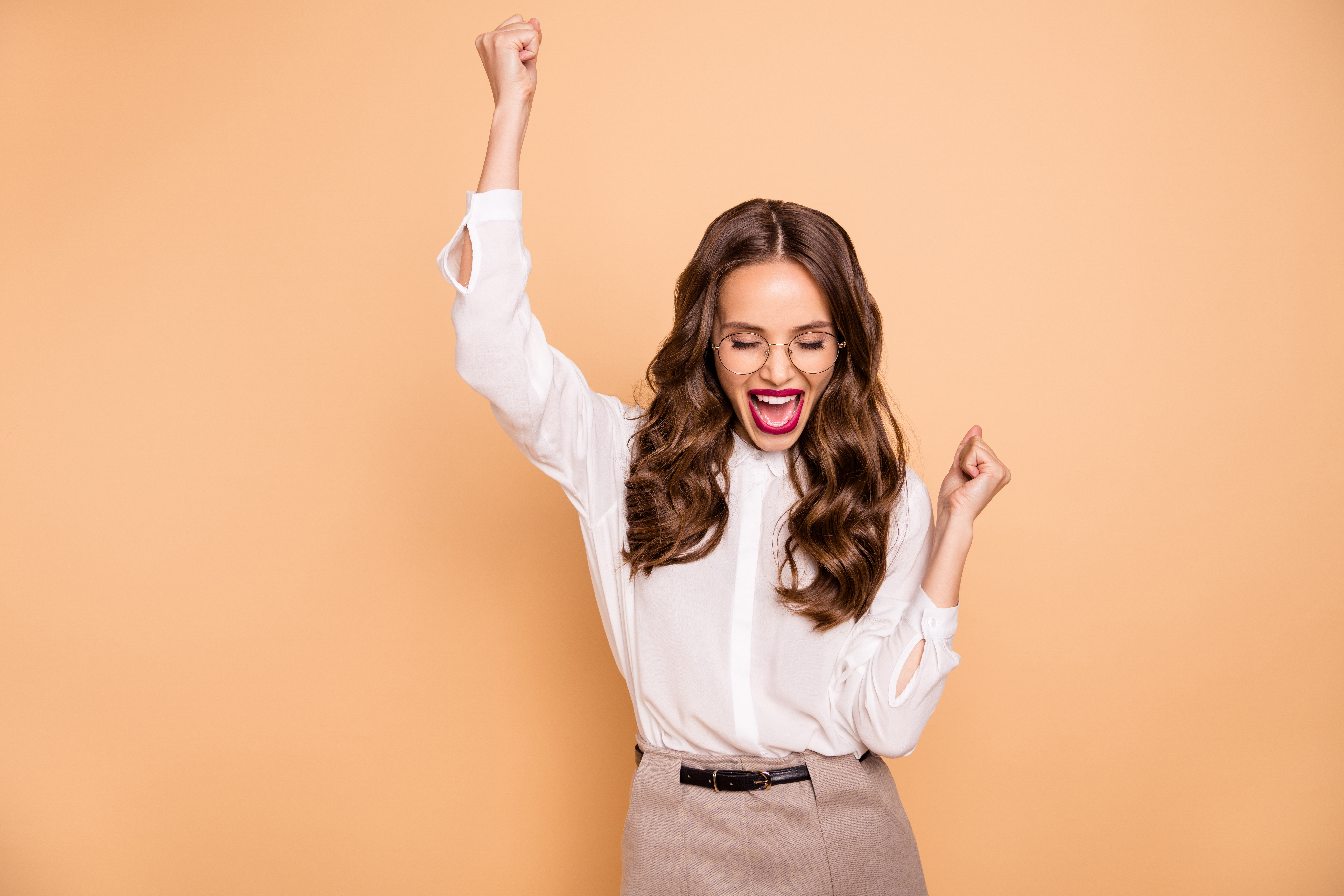 парочка стоит в обнимку и указывает пальцем. девушка фото портрет красный фон в красной тельняшке. Curious couple. звезды teamskeet. девушка показывает вверх.